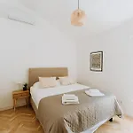 Boutique Old Town מוסטר