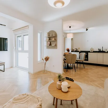 Boutique Old Town Apartment *